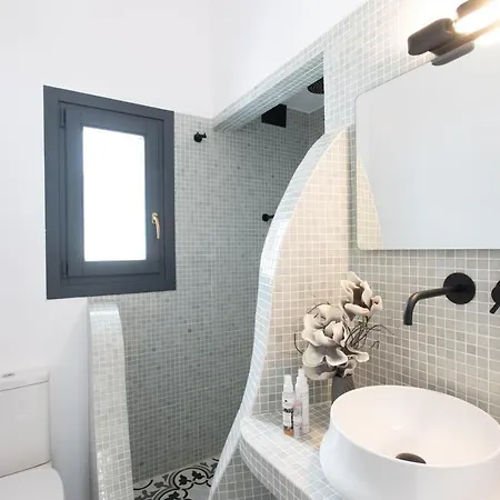 Olive Tree & Capari Homes & With Pool! Сasa de vacaciones