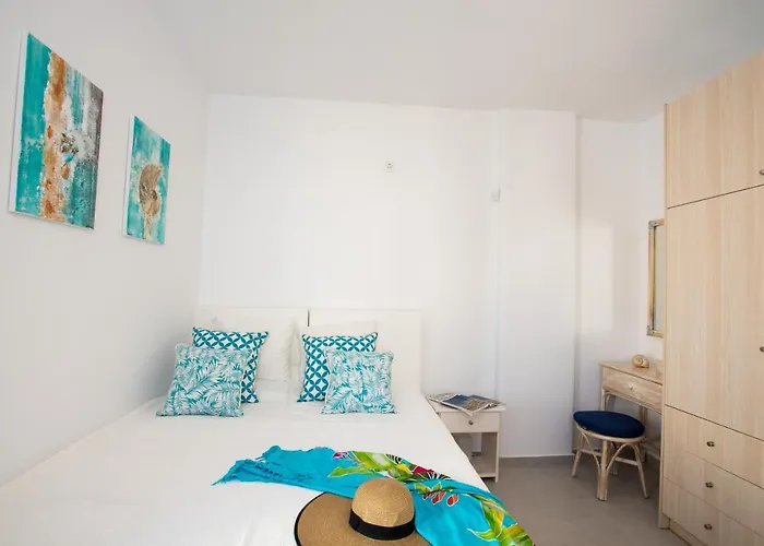 Дом отдыха Olive Tree & Capari Homes & With Pool! *